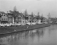 73515 Gezicht op de voorgevels van panden aan de Weerdsingel W.Z. te Utrecht, vanaf de Westerbrug tot Bemuurde Weerd ...